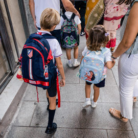 Varios niños de camino a la escuela, a 7 de septiembre de 2026, en Madrid (España).