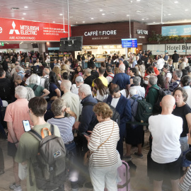 Viajeros aglomerados en la estación de Sants durante una jornada de retrasos.