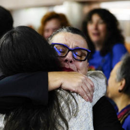 Dos personas se abrazan este miércoles en el Parlamento de Asturias tras la aprobación de la Ley LGTBIQ+.