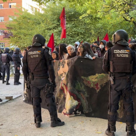 Agentes de la Policía Nacional durante la huelga educativa en la UCM.