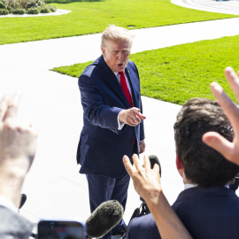 Donald Trump se dirige a los periodistas en Washington.