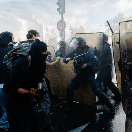 Estudiantes de secundaria franceses se enfrentan a agentes de policía durante una protesta contra las malas condiciones de aprendizaje, la escasez de profesores, las aulas masificadas y la grave falta de financiación de la educación pública.