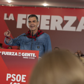 El secretario general del PSOE y presidente del Gobierno, Pedro Sánchez, interviene durante un acto de los socialistas aragoneses, en el Hotel Iberus, a 14 de octubre de 2026