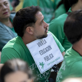 EuropaPress_7849292_persona_parcarta_lema_viva_educacion_publica_celebracion_asamblea_abierta