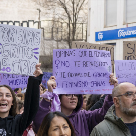Varias mujeres protestan con carteles durante la manifestación convocada por Comando Violeta Cuenca por el 8M, Día Internacional de la Mujer, a 8 de marzo de marzo de 2023, en Cuenca, Castilla-La Mancha