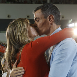 El presidente del Gobierno, Pedro Sánchez, besa a su mujer, Begoña Gómez, a su llegada a la reunión del Comité Federal del PSOE este sábado 17 de octubre.