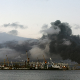 Una terminal de petróleo en San Petersburgo ardiendo, este domingo.