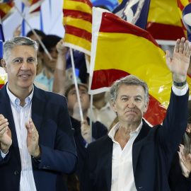 El president del PP, Alberto Nuñez Feijóo, acompanyat de l'alcalde de Badalona i candidat per Barcelona, ​​Xavier García Albiol, durant l'acte de precampanya celebrat aquest diumenge a Barcelona