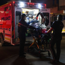 Traslado de un herido en Wainwright, Canadá, el 17 de octubre de 2026.