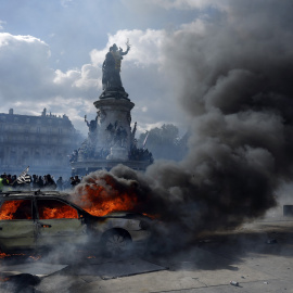 Un automóvil arde durante una protesta en París, el 17 de octubre de 2026.