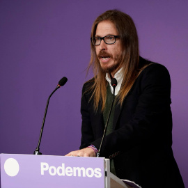 El portavoz de Podemos, Pablo Fernández, ofrece una rueda de prensa desde la sede del partido.