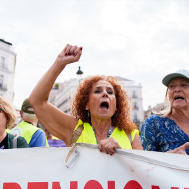 Decenas de personas con pancartas durante una manifestación bajo el lema ‘Gobierne quien gobierne, las pensiones públicas y los derechos se defienden’, a 16 de septiembre de 2026, en Madrid