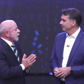 El presidente de Brasil y candidato a la reelección, Luiz Inácio Lula da Silva, y el opositor Flávio Bolsonaro en el primer debate de la segunda vuelta de las elecciones presidenciales.