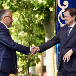 El presidente de Castilla y León, Alfonso Fernández Mañueco (PP), junto al vicepresidente primero, Carlos Pollán (Vox), durante la ceremonia de posesión de los nuevos miembros del Consejo de Gobierno de Castilla y León.