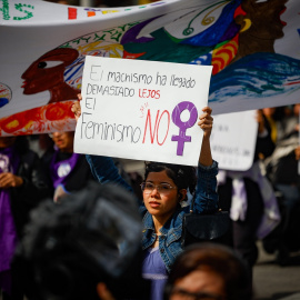 Manifestantes portan pancarta con lema 'El machismo ha llegado demasiado lejos. El feminismo no' durante la manifestación convocada por la Assemblea 8M por el Día de la Mujer, a 8 de marzo de 2026, en Barcelona, Cataluña