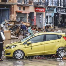 Varias personas limpian las inundaciones causadas por la DANA Adam, a 19 de octubre de 2026, en Els Poblet, Alacant.