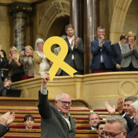 L'exconseller de Cultura i diputat de Junts Lluís Puig exhibeix el llaç groc que ocupava el seu escó buit al Parlament  Data de publicació: dijous 22 d’octubre del 2026