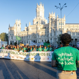 Imagen de archivo de decenas de personas durante una concentración con motivo de la huelga en educación.