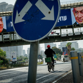 EuropaPress_7864554_23_october_2026_israel_tel_aviv_cyclist_rides_beneath_pedestrian_bridge