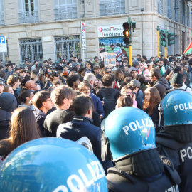 Choques entre manifestantes y policías en Milán, el 24 de octubre de 2026.