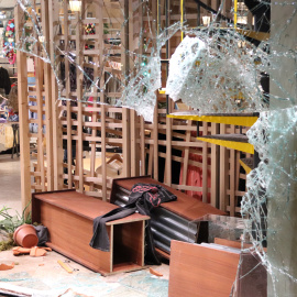 Destrosses en una botiga de roba a la plaça de Catalunya de Barcelona després dels aldarulls