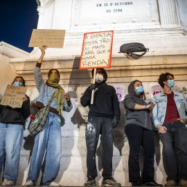 Personas asisten a una manifestación en la plaza D. Pedro IV en Lisboa, Portugal.