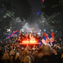 Partidarios de la Lista de los Estudiantes celebran su victoria en las elecciones parlamentarias serbias en el centro de Belgrado, a 25 de octubre de 2026.