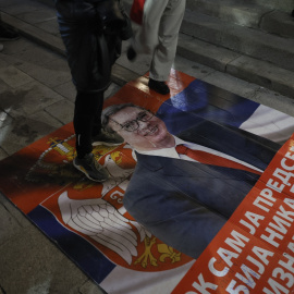 Partidarios de la Lista Estudiantil pisan una pancarta con la imagen de Aleksandar Vucic en Belgrado, Serbia, a 25 de octubre de 2026.
