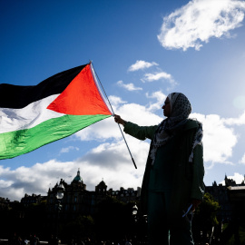Imagen de archivo de una mujer alzando la bandera de Palestina.