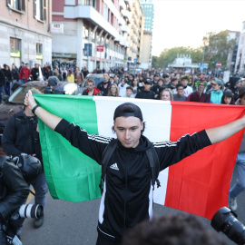 Jóvenes en la manifestación de Milán.