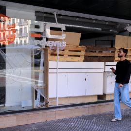 L'exterior d'una botiga d'electrònica que ha patit destrosses pels aldarulls