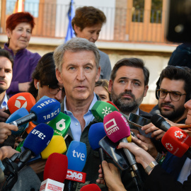 El presidente del PP, Alberto Núñez Feijóo, atiende a los medios durante una visita el puesto de mando avanzado habilitado por el accidente ferroviario, a 29 de octubre de 2026, en Urda, Toledo, Castilla-La Mancha (España).
