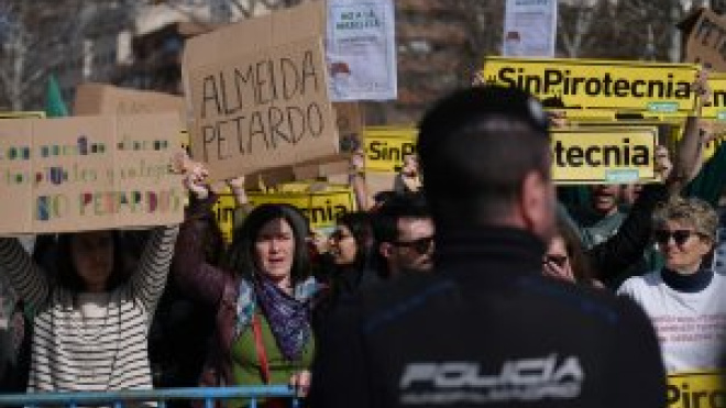Cientos de personas se manifiestan contra la mascletá en el Puente del ...