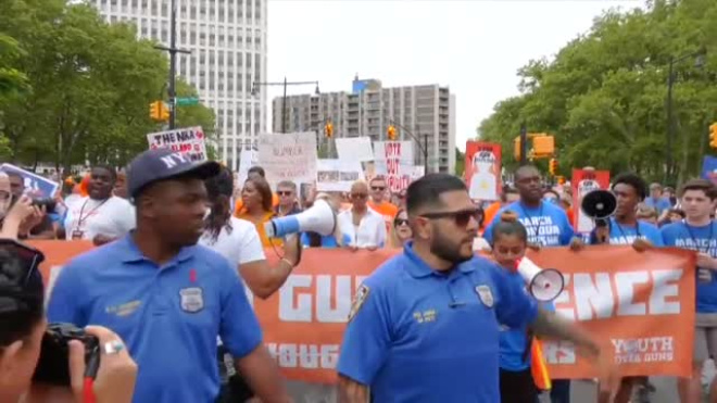 Miles de manifestantes piden más control para las armas en EEUU | Público