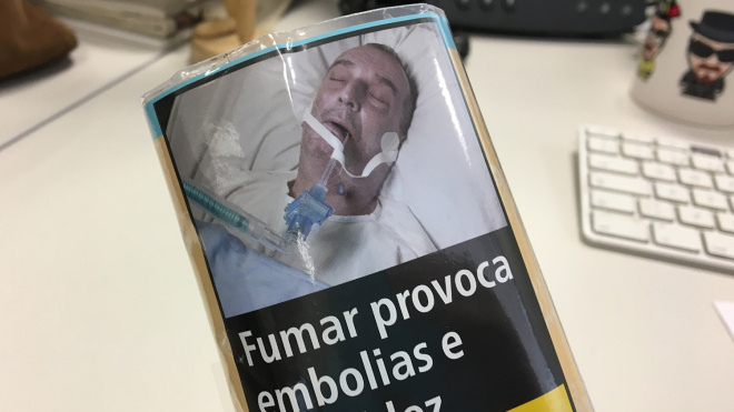 ¿Un gallego, un austriaco o un alemán? La misteriosa foto de las cajetillas de tabaco | Público