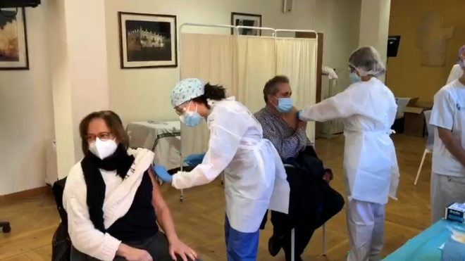 Extremadura vacuna a los dos primeros médicos de urgencias | Público