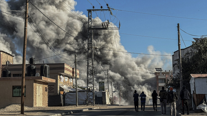 Al menos 20 muertos en un bombardeo israelí en el centro de Gaza | Público