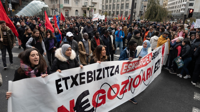 Miles de personas se manifiestan en Bilbao para defender el derecho a ...