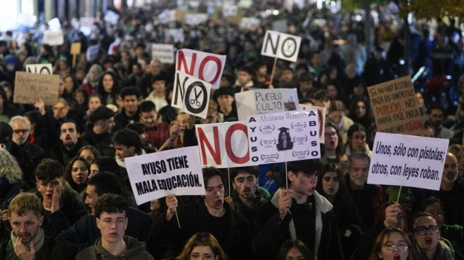 Miles de personas se manifiestan en Madrid en defensa de la universidad ...