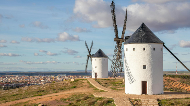 Vinos, paisaje, molinos de viento y literatura: rutas en tren para leer Castilla-La Mancha a través de la ventanilla