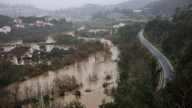 La rotura de un dique hizo que el río Mondego se desbordara por una de sus orillas a la altura de Casais, cerca de la localidad de Coimbra
