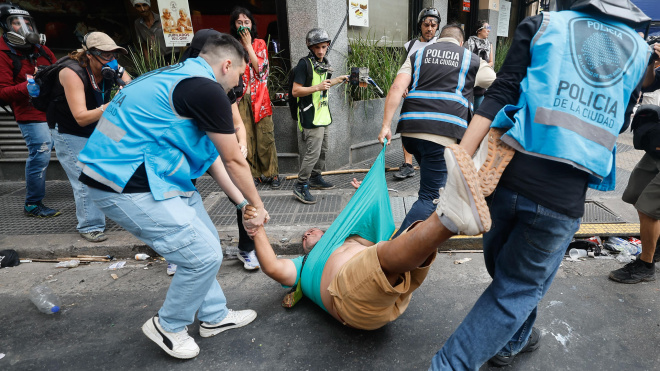 Fuertes tensiones entre manifestantes y policías en una protesta contra la reforma laboral en Argentina. La policía dispara gases lacrimógenos y hay al menos dos detenidos