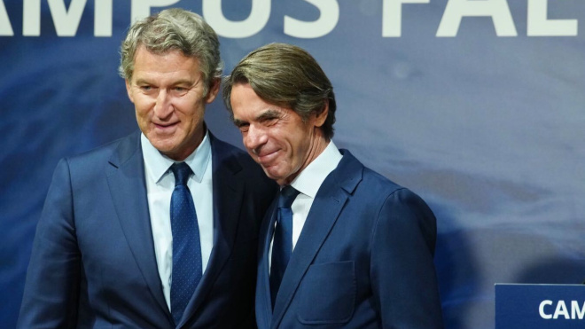 Feijóo regala un Irak II a Aznar por su 30º aniversario