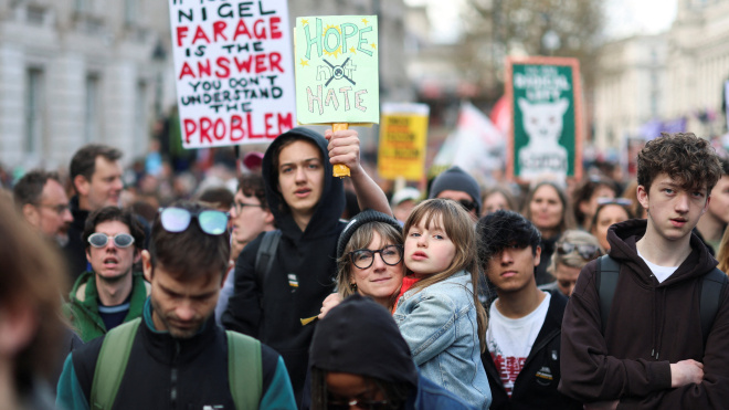 Decenas de miles de personas se manifiestan en Londres contra la extrema derecha