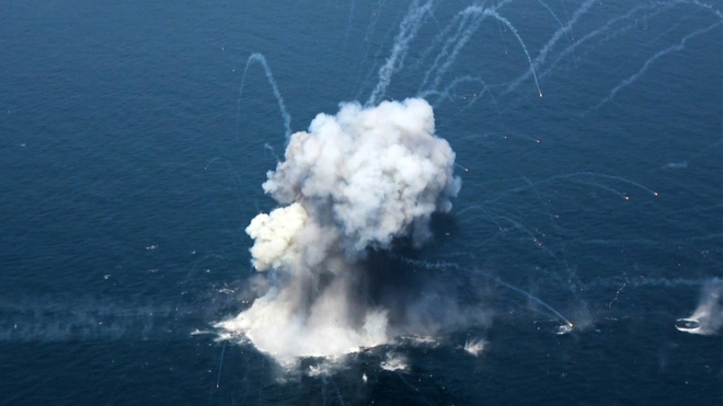 ÚLTIMA HORA | Trump ordena atacar cualquier embarcación que coloque minas en el estrecho de #Ormuz