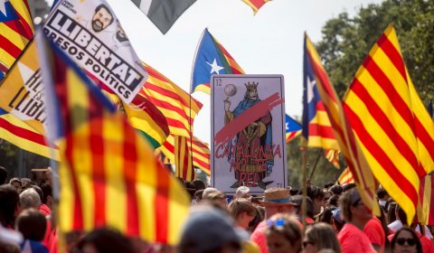 Una carta gigante con la inscripción ''Catalunya no te rei'' (Catalunya no tiene rey) antes del comienzo de la manifestación convocada para esta tarde. / EFE - QUIQUE GARCÍA