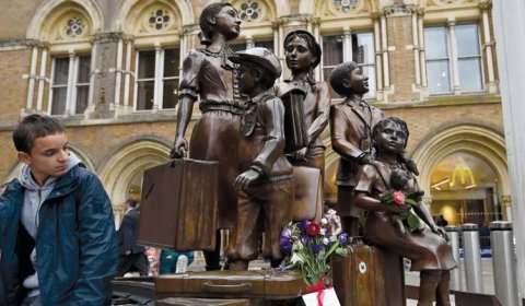 Un viajero observa el monumento conmemorativo del 'Kindertransport' en Londres. REUTERS/Archivo