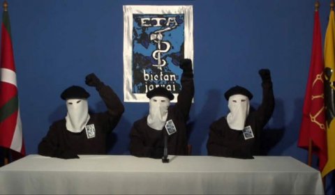 Tres miembros de ETA en el vídeo en el que anunciaron el final del uso de la violencia en 2011. | REUTERS