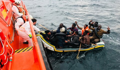 La tripulación de la Salvamar Arcturus rescata a varias personas de una patera a ocho millas al suroeste de Tarifa.- SALVAMENTO MARÍTIMO