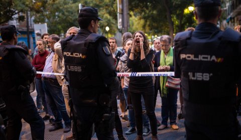 Vecinos del barrio de Lavapiés y activistas antidesahucios se concentran para evitar el desahucio de Pepi, a quien un fondo de inversión inmobiliario quiere echar de su casa o aumentarle el alquiler de 400 a 1.400 euros al mes.-JAIRO VARGAS